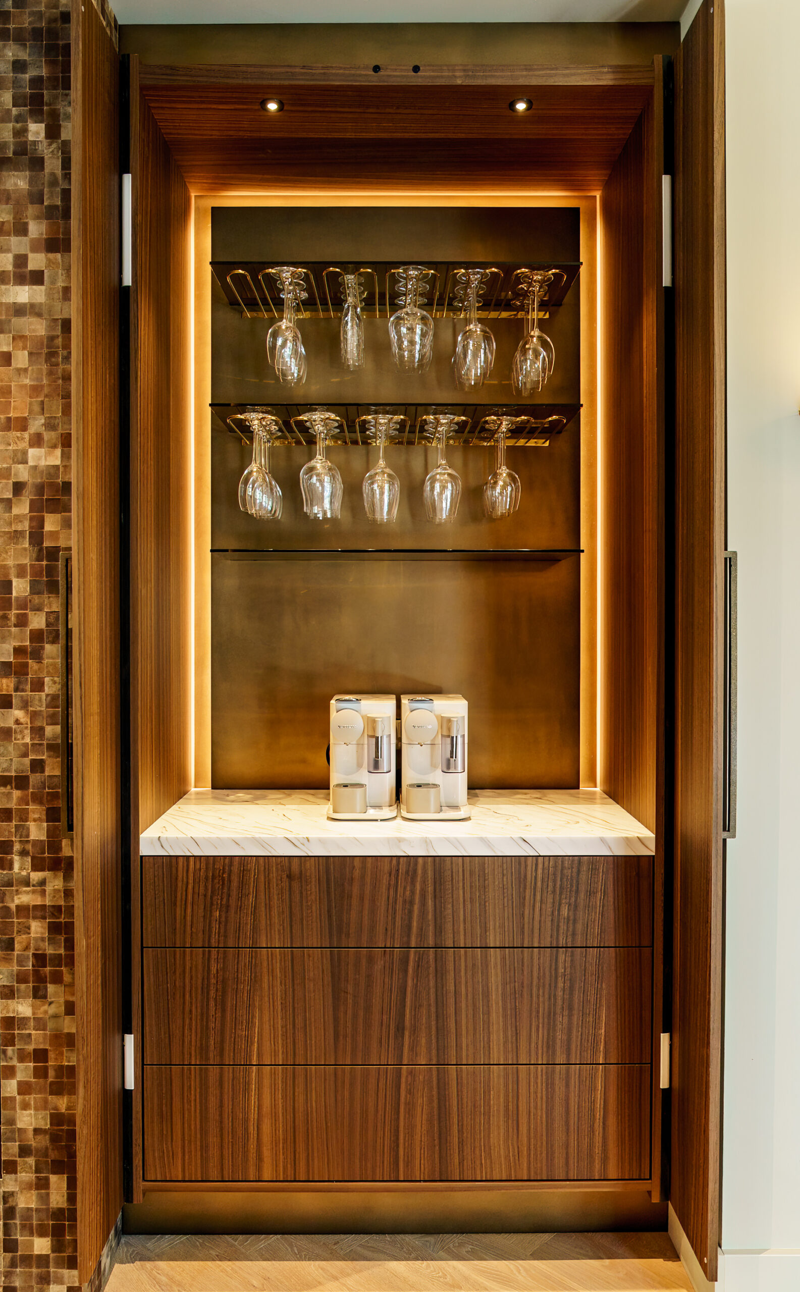 Levensverhaal weerspiegelt interieur - glazen